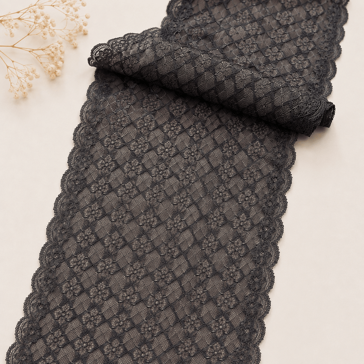 Image of elastic lace 16 cm-chocolate – available online at Šarlotes audumi