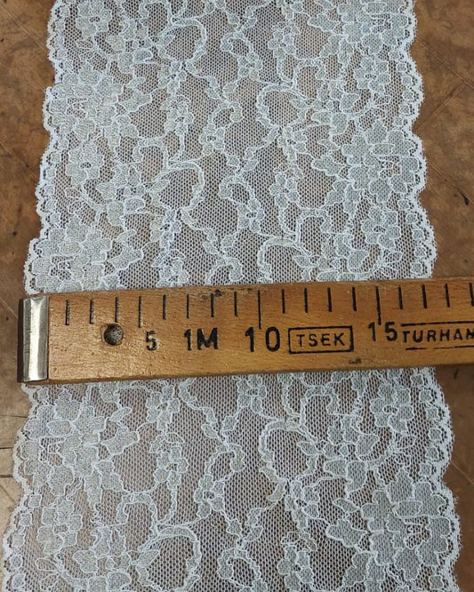 Paveikslėlis su elastingais nėriniais 17 cm, balti – galima įsigyti Šarlotės audiniuose