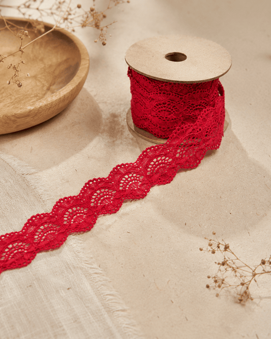 Attēls ar Elastīga mežģīne 2 cm - sarkana – pieejams Šarlotes audumi