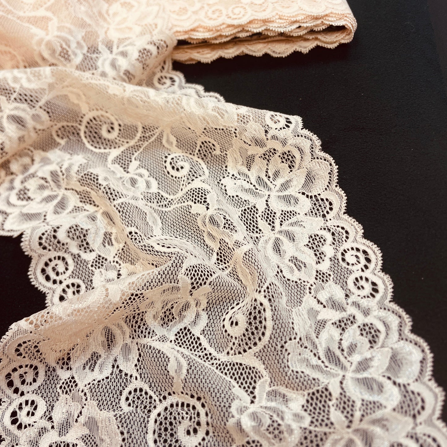 Attēls ar Elastīgā mežģīne 20 cm - krēmbrulē – pieejams Šarlotes audumi