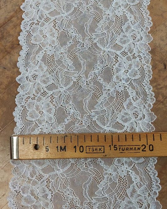 Nuotrauka su elastiniu nėriniu 21 cm – baltas – yra Šarlotės audiniuose