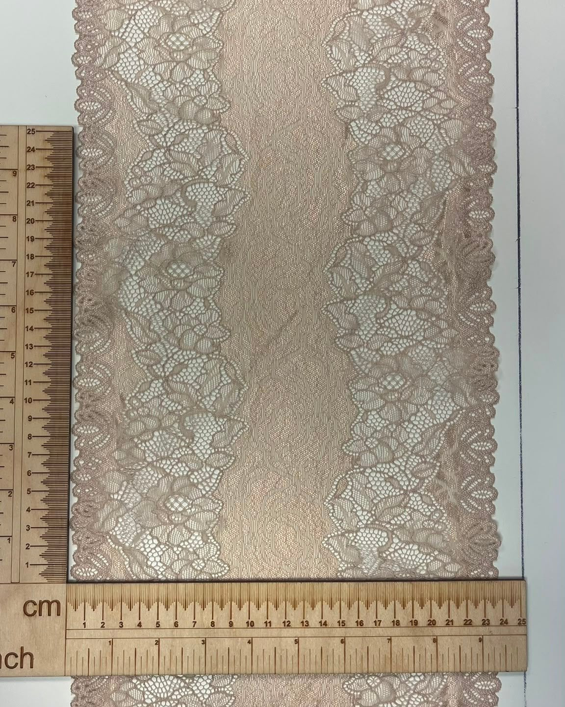 Paveikslėlis su elastingais nėriniais, 24 cm, kūno spalvos – prieinama internetu Šarlotės audiniai