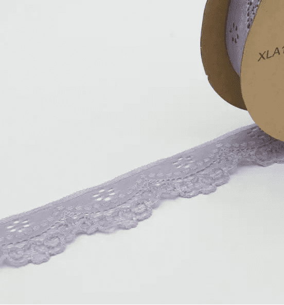 Attēls ar Elastīgā mežģīne 3,5 cm - dūmakaini lillā – pieejams Šarlotes audumi