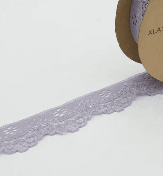 Attēls ar Elastīgā mežģīne 3,5 cm - dūmakaini lillā – pieejams Šarlotes audumi