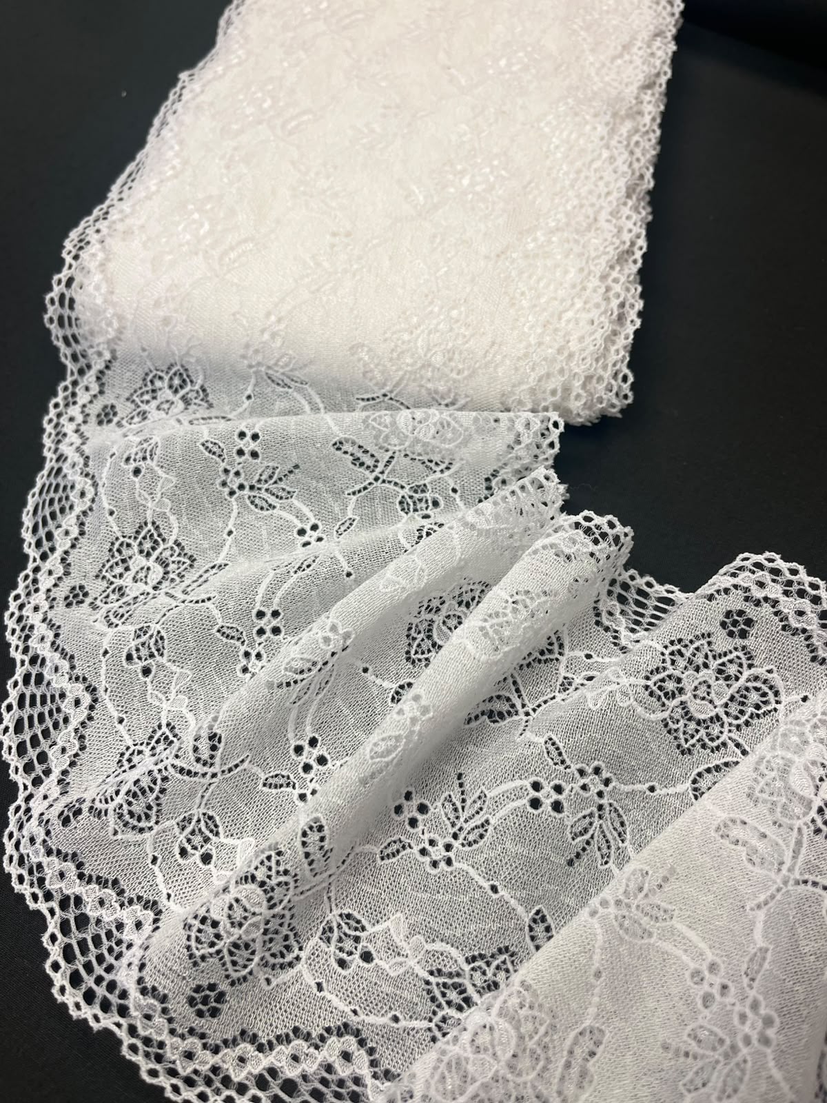 Image with flexible floral lace 17 cm-snow white – available online at Šarlotes audumi
