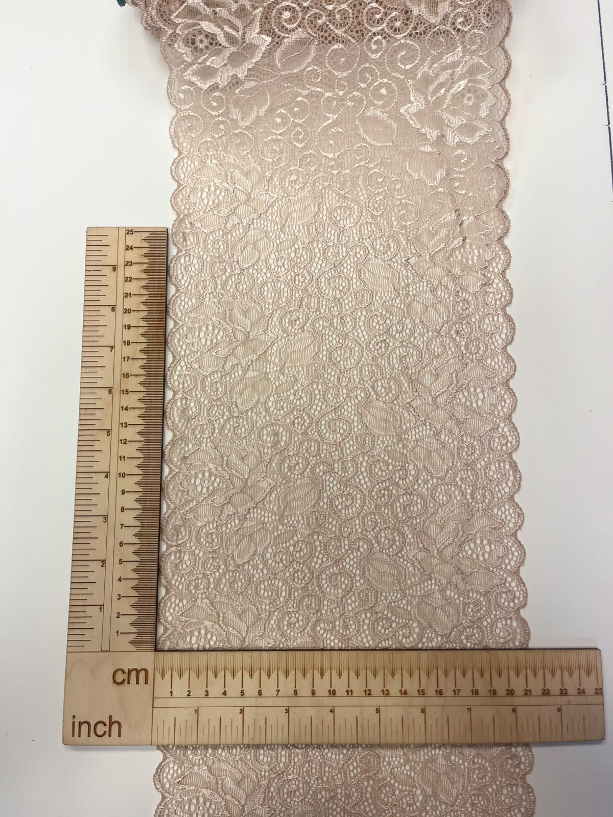 Paveikslėlis su elastingais gėlių nėriniais 21 cm – kūno spalvos, galima įsigyti internetu Šarlotės audiniai
