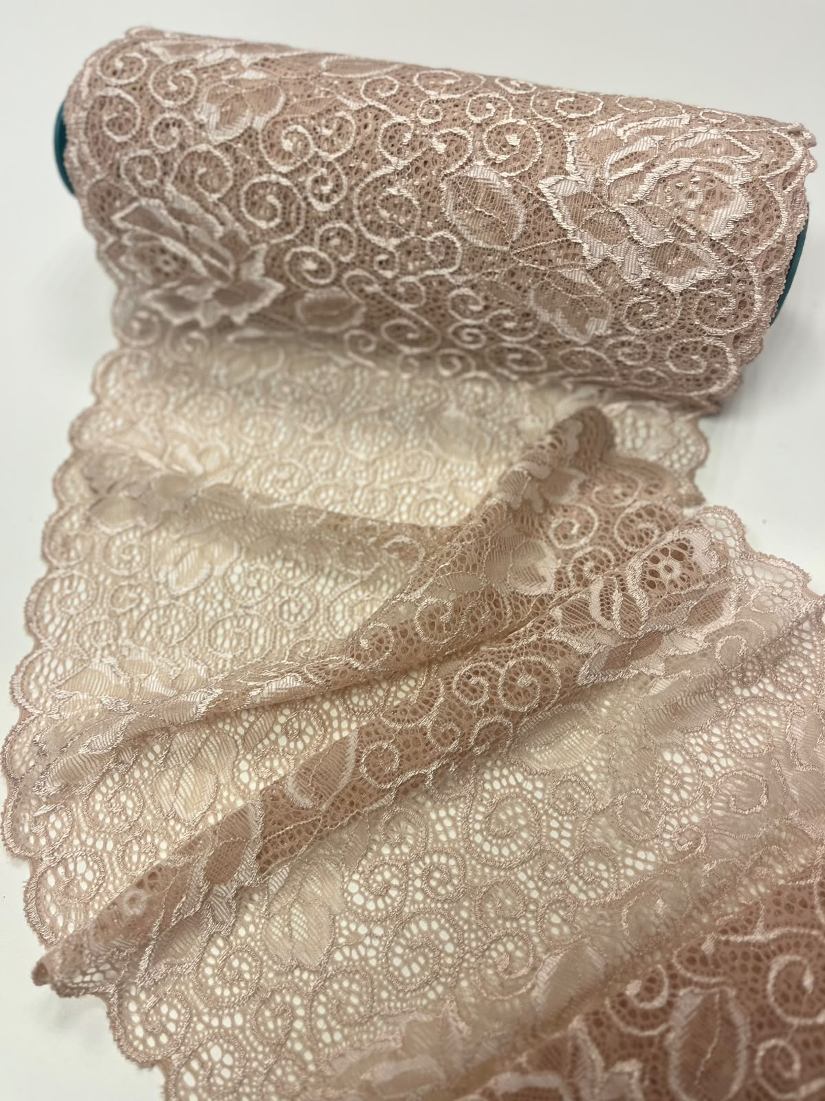Nuotrauka su elastiniais gėlių nėriniais 21 cm-nude – galima įsigyti internetu Šarlotės audiniai
