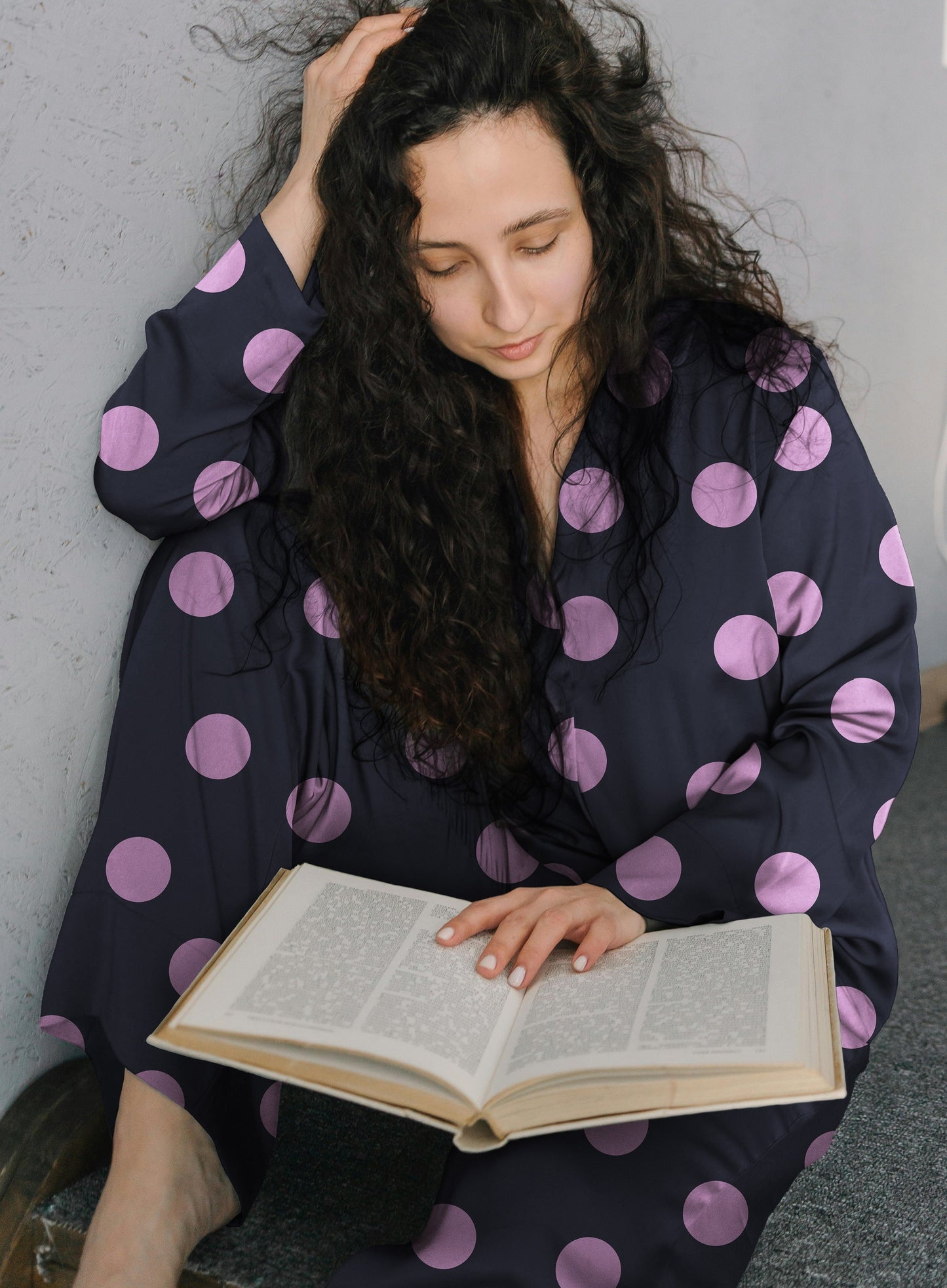 Attēls ar Flanelis - rozā aplīši uz tumši zila fona 165 g/m² – pieejams Šarlotes audumi