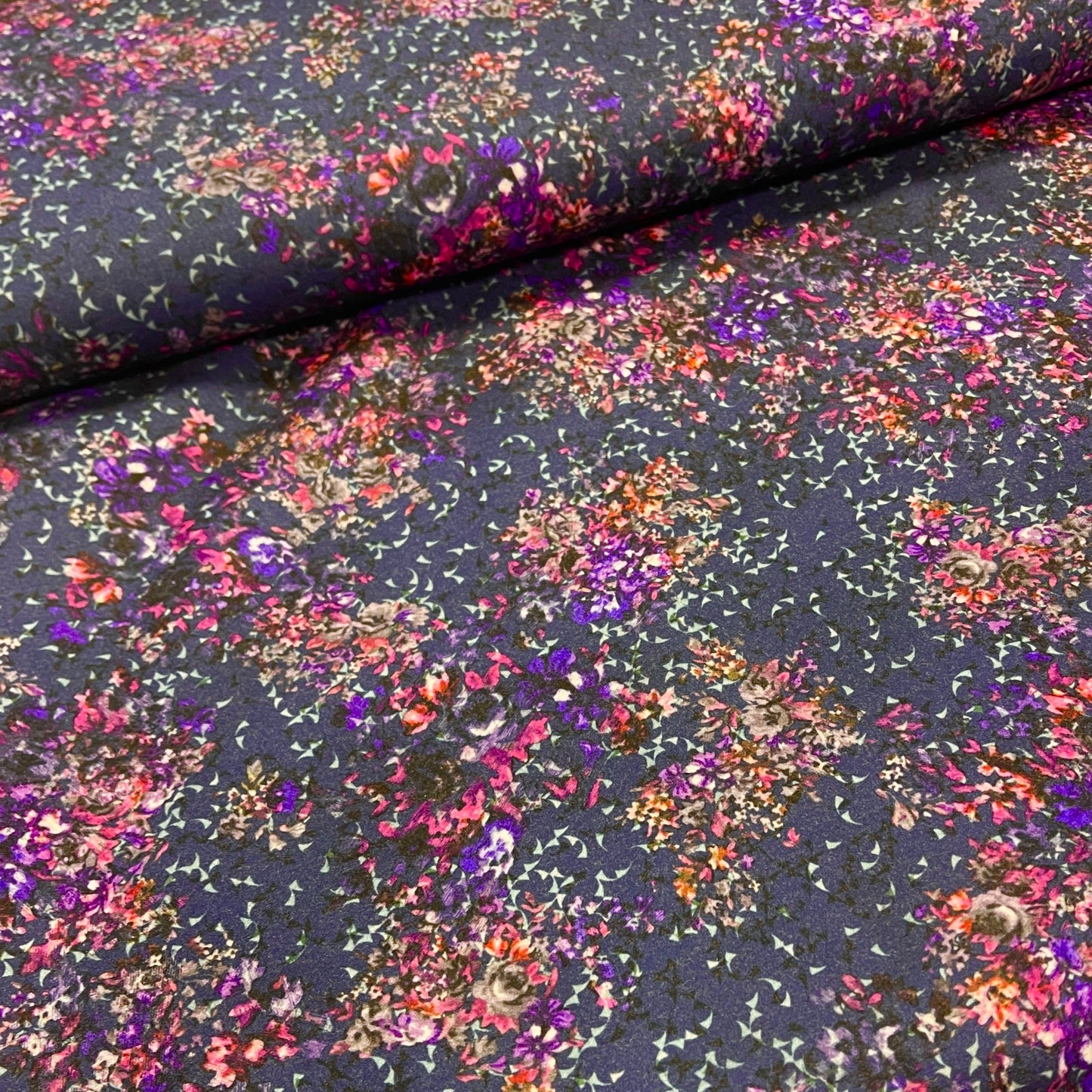 Attēls ar Flanelis(poliamīda) - ziedi 350g/m² – pieejams Šarlotes audumi