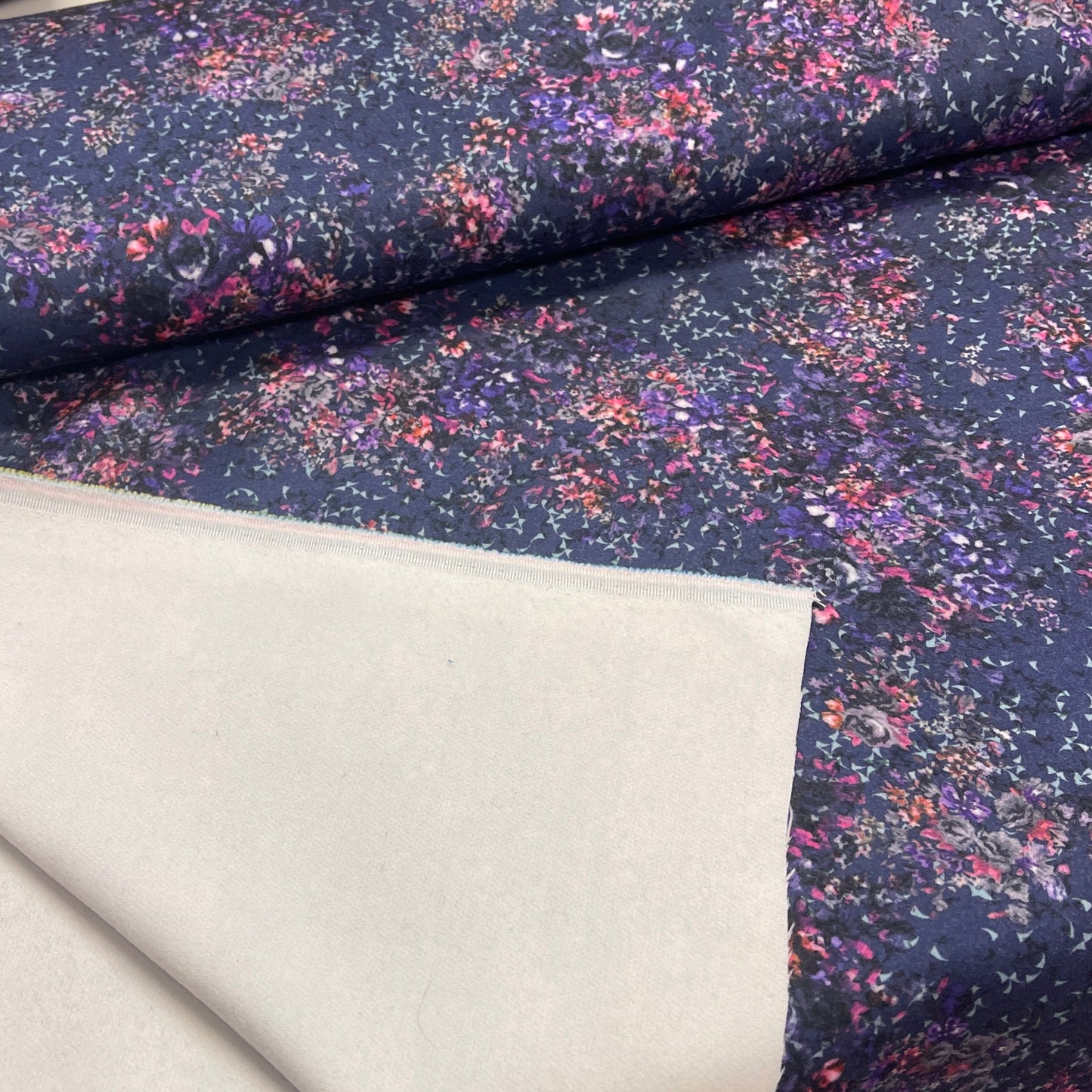 Attēls ar Flanelis(poliamīda) - ziedi 350g/m² – pieejams Šarlotes audumi