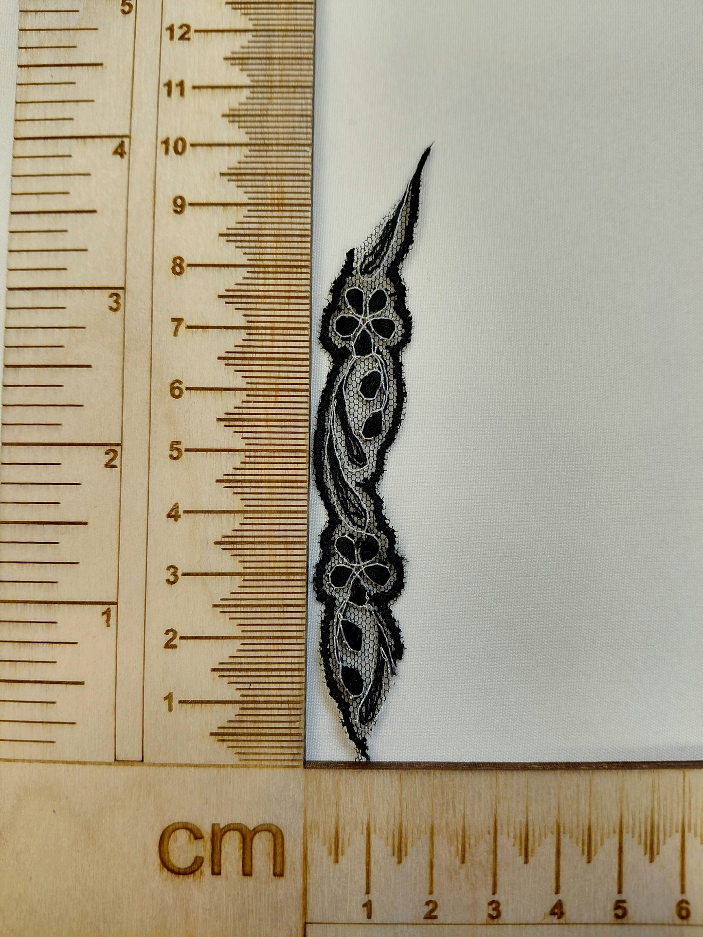 Image of patch/embroidery 10 x 1.5 cm – available at Šarlotes audumi