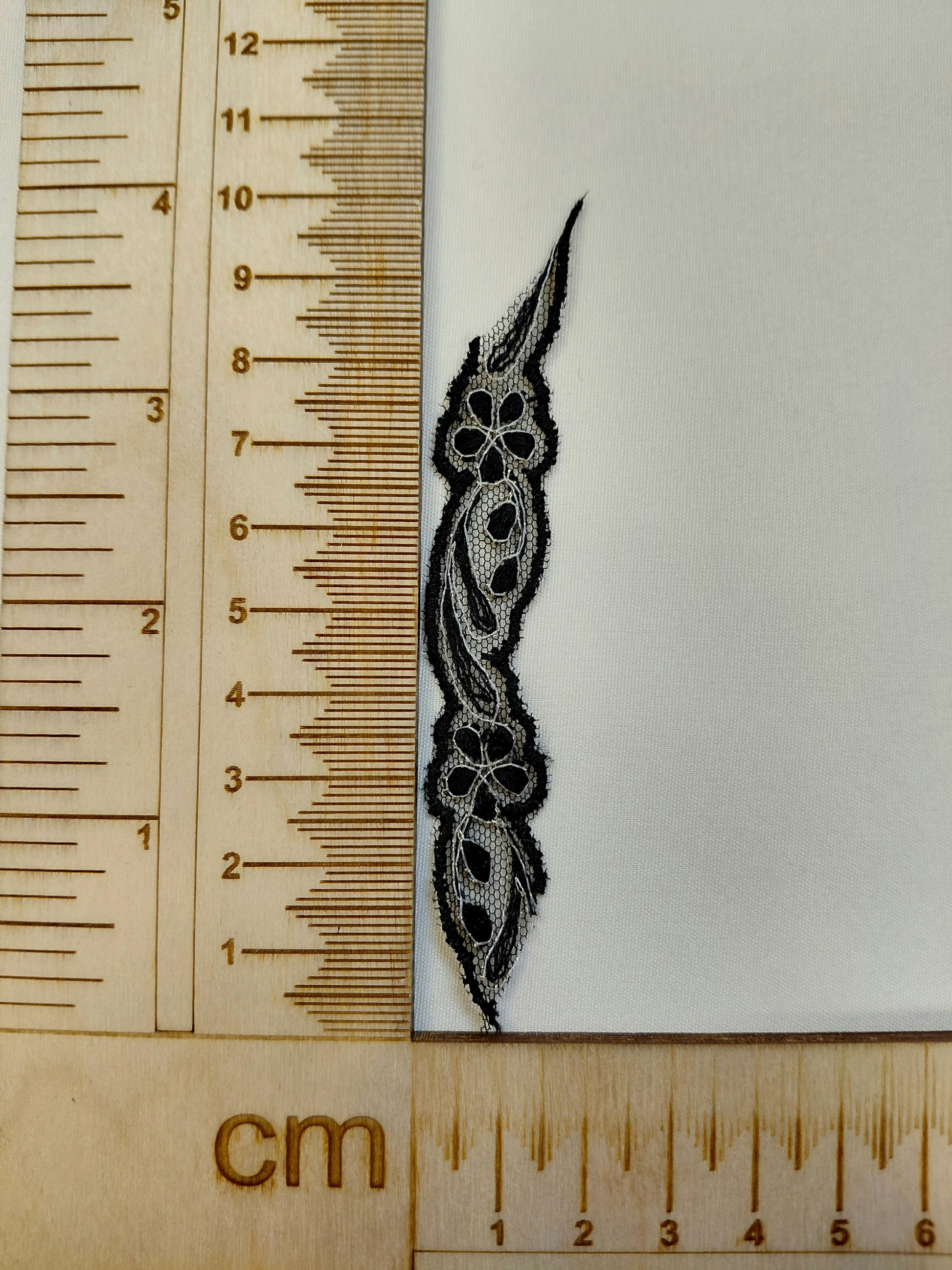 Image of patch/embroidery 10 x 1.5 cm – available at Šarlotes audumi