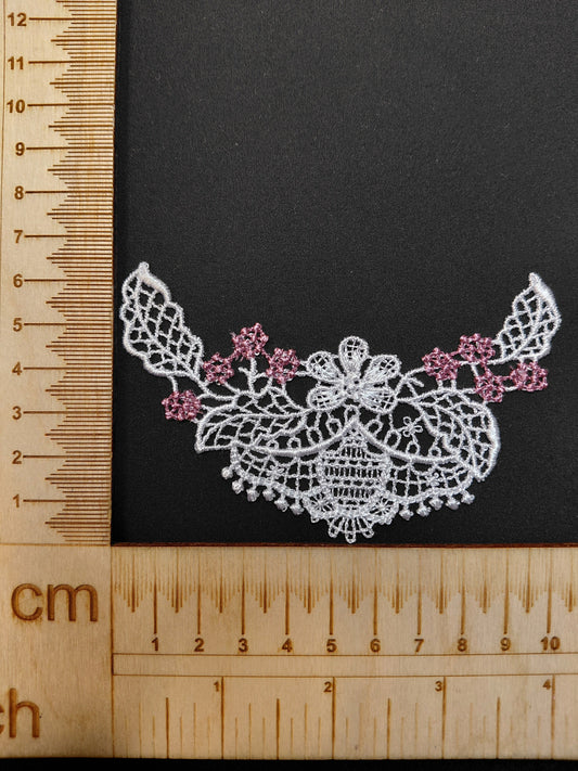 Image d’un patch/écusson brodé 10 x 6 cm – disponible chez Šarlotes audumi