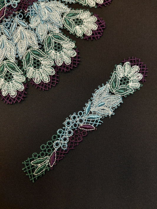 Image avec patch/broderie 13 x 2,5 cm – disponible chez Šarlotes audumi