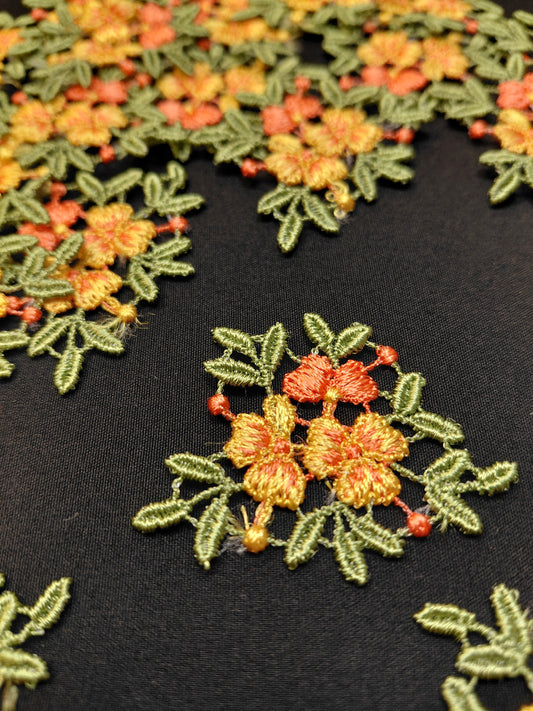 Image avec écusson/broderie 4,7 x 4 cm – disponible chez Šarlotes audumi