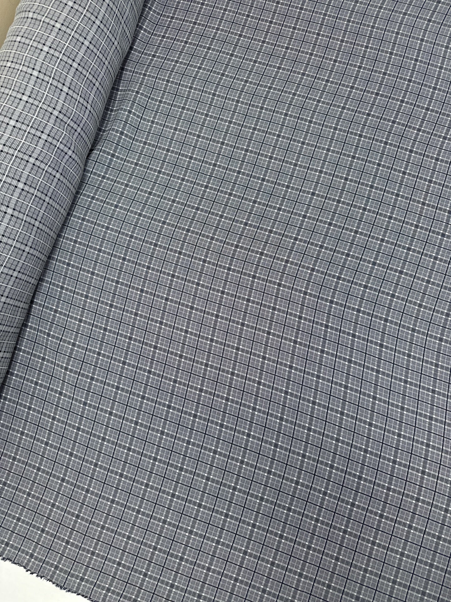 Image de tissu italien 100 % coton gris à motif à carreaux, tissu d’épaisseur moyenne pour vêtements, 195 g/m² – disponible chez Šarlotes audumi