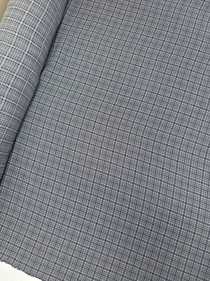 Image de tissu italien 100 % coton gris à motif à carreaux, tissu d’épaisseur moyenne pour vêtements, 195 g/m² – disponible chez Šarlotes audumi