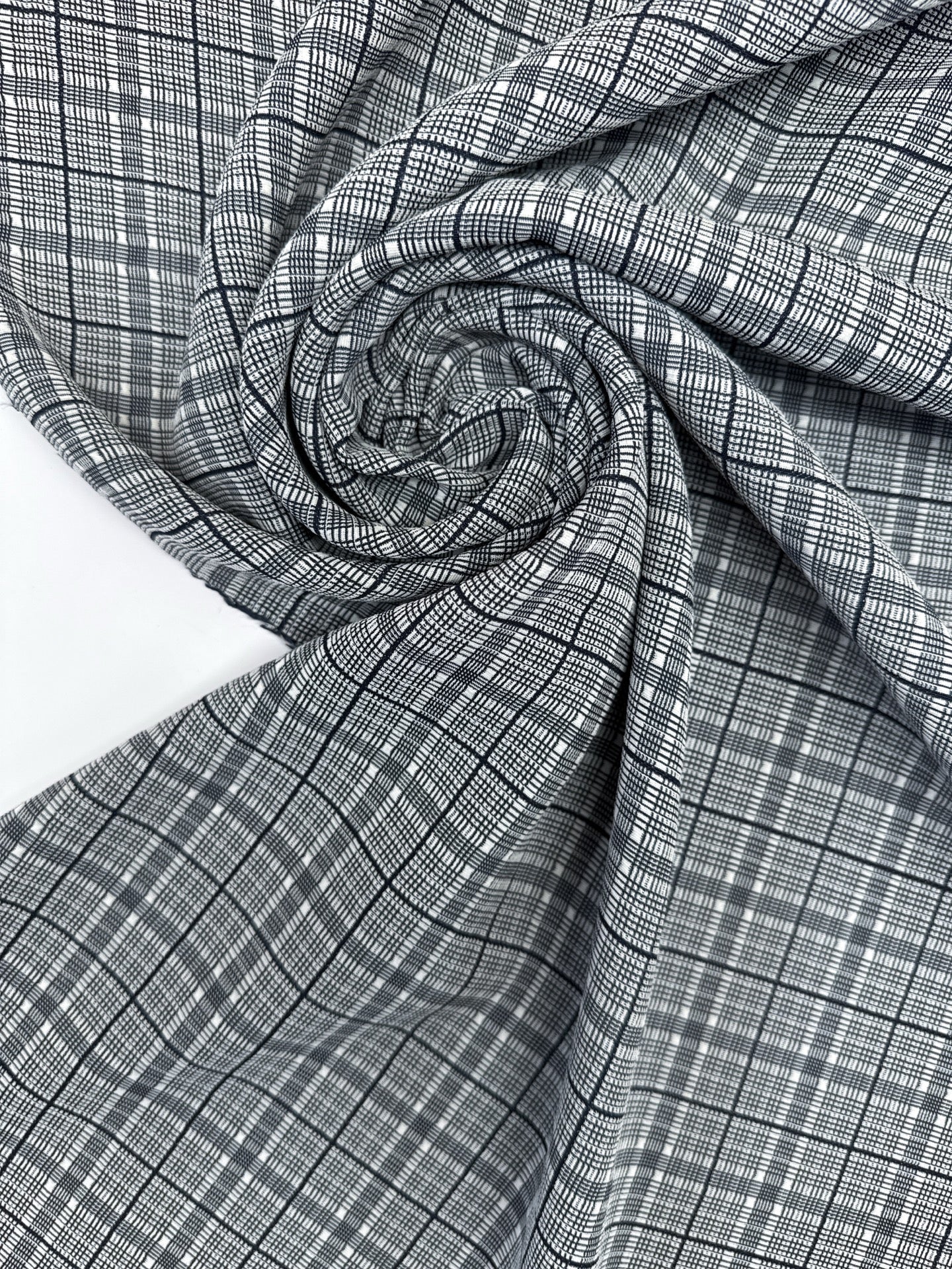 Image d'un tissu italien 100 % coton gris à carreaux, d'épaisseur moyenne, pour vêtements, 195 g/m² – disponible chez Šarlotes audumi