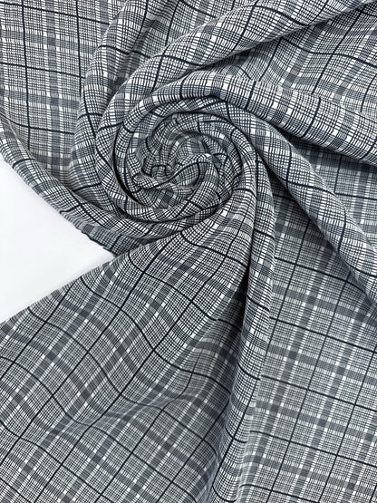 Image d'un tissu italien 100 % coton gris à carreaux, d'épaisseur moyenne, pour vêtements, 195 g/m² – disponible chez Šarlotes audumi