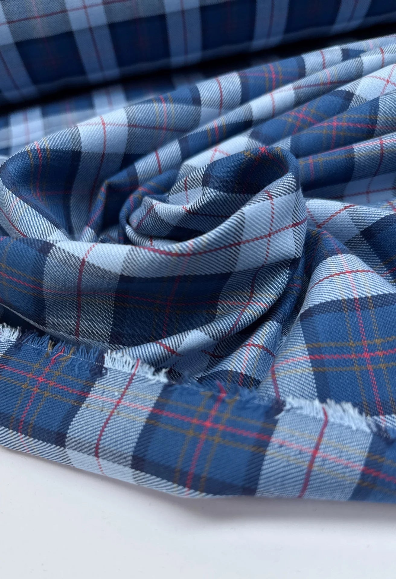 Attēls ar Itālijas 100% kokvilnas audums zils rūtiņu raksts 150 g/m2 – pieejams Šarlotes audumi