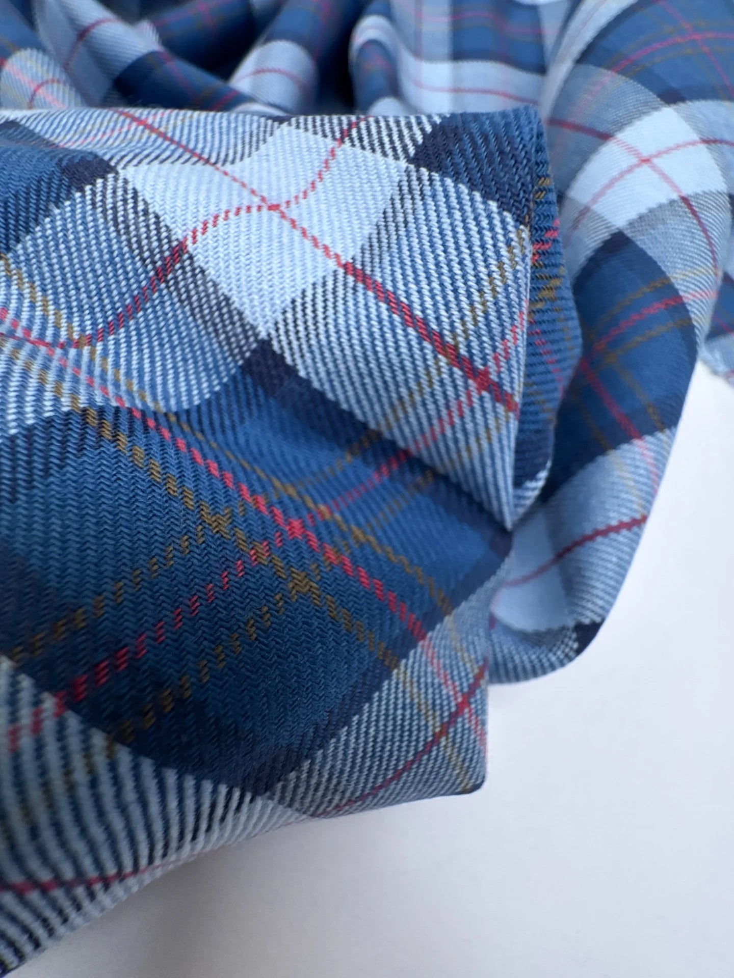 Attēls ar Itālijas 100% kokvilnas audums zils rūtiņu raksts 150 g/m2 – pieejams Šarlotes audumi