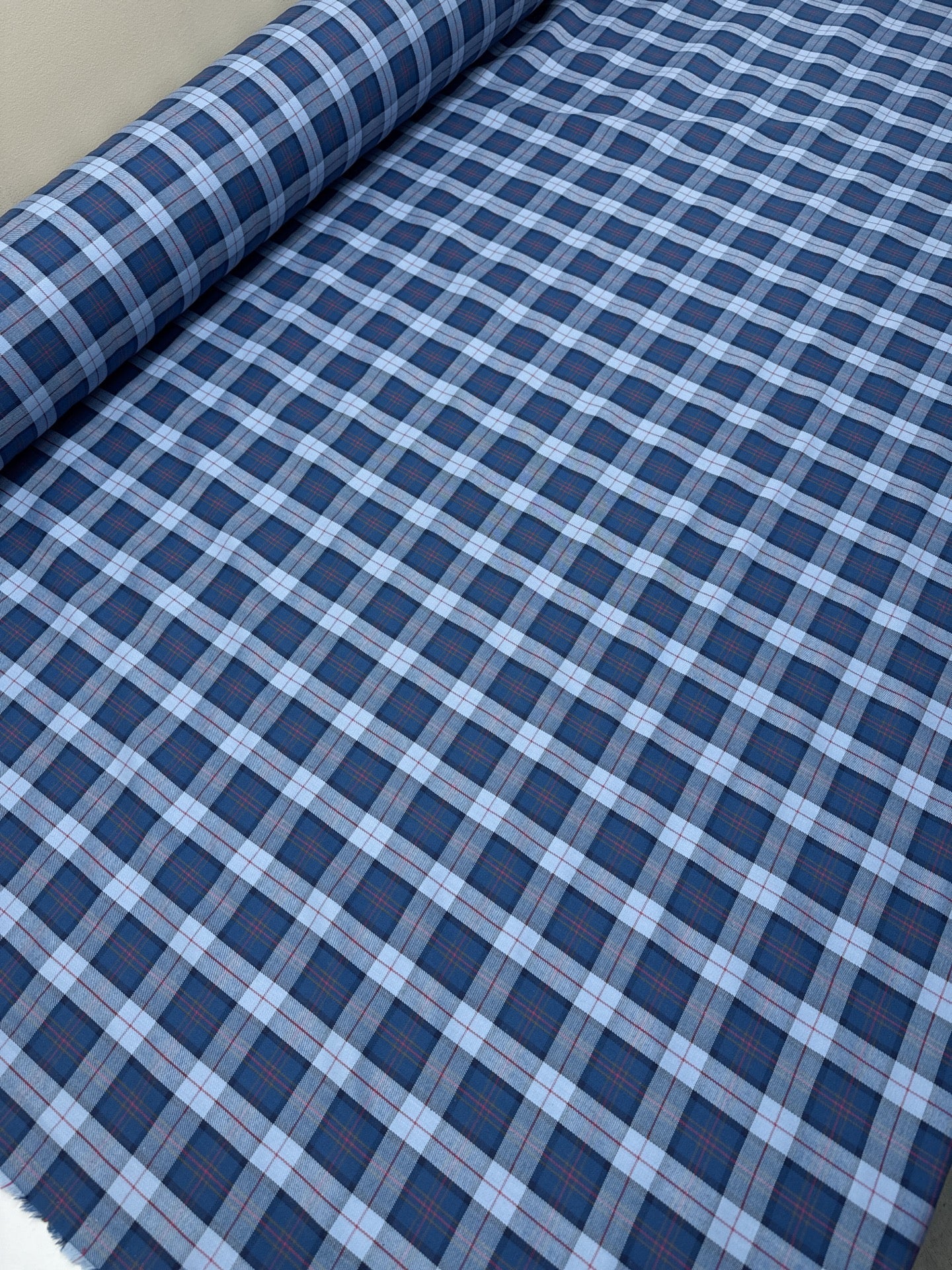 Attēls ar Itālijas 100% kokvilnas audums zils rūtiņu raksts 150 g/m2 – pieejams Šarlotes audumi