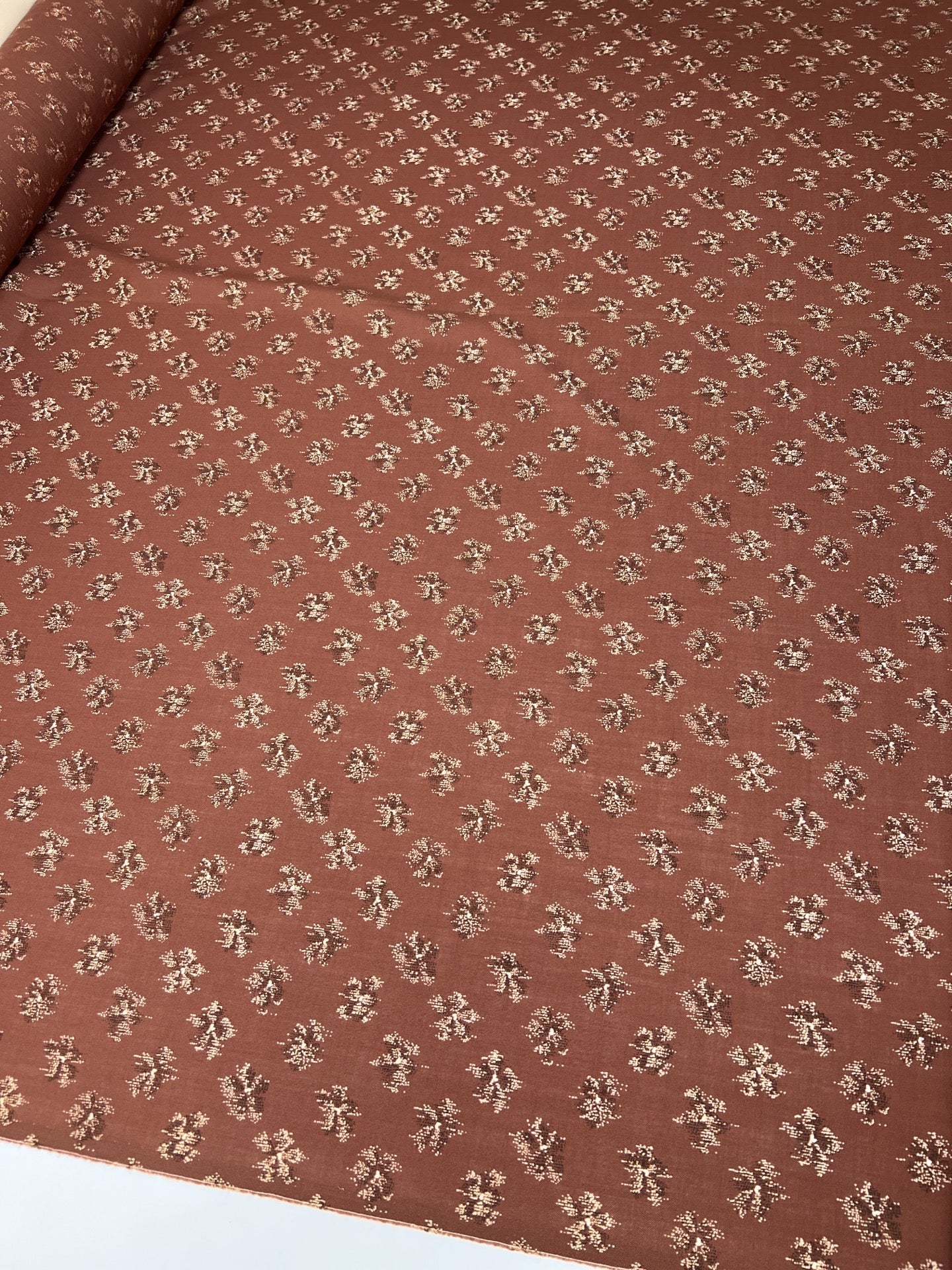 Attēls ar Itālijas 100% vilnas audums ar apdruku brūni bēšos toņos | viegls kostīma / kleitu audums 130 G/M² – pieejams Šarlotes audumi