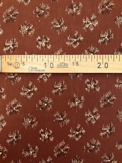 Image avec tissu italien 100 % laine imprimé dans des tons brun beige | tissu léger pour costume / robe 130 g/m² – disponible chez Šarlotes audumi
