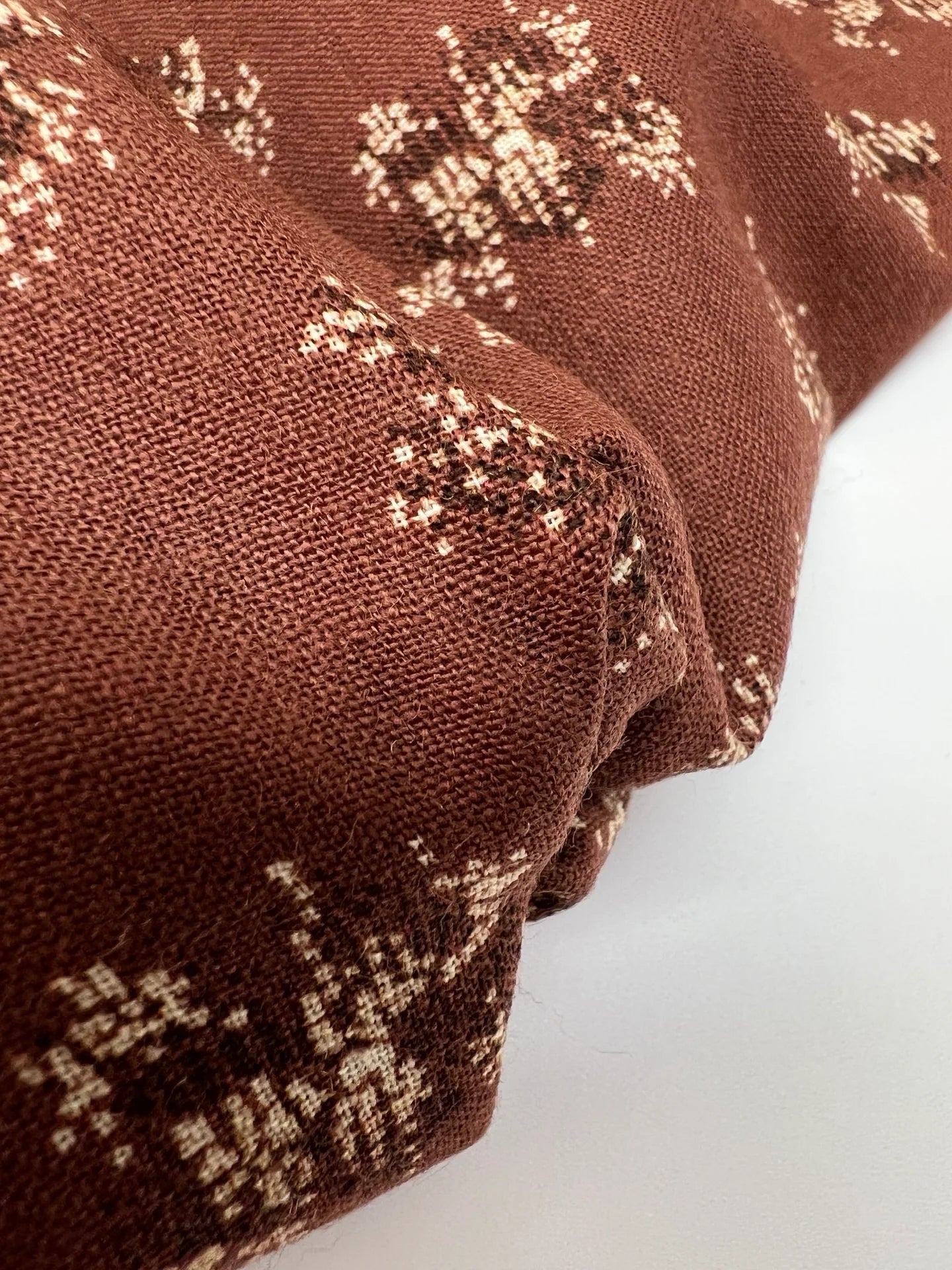 Attēls ar Itālijas 100% vilnas audums ar apdruku brūni bēšos toņos | viegls kostīma / kleitu audums 130 G/M² – pieejams Šarlotes audumi