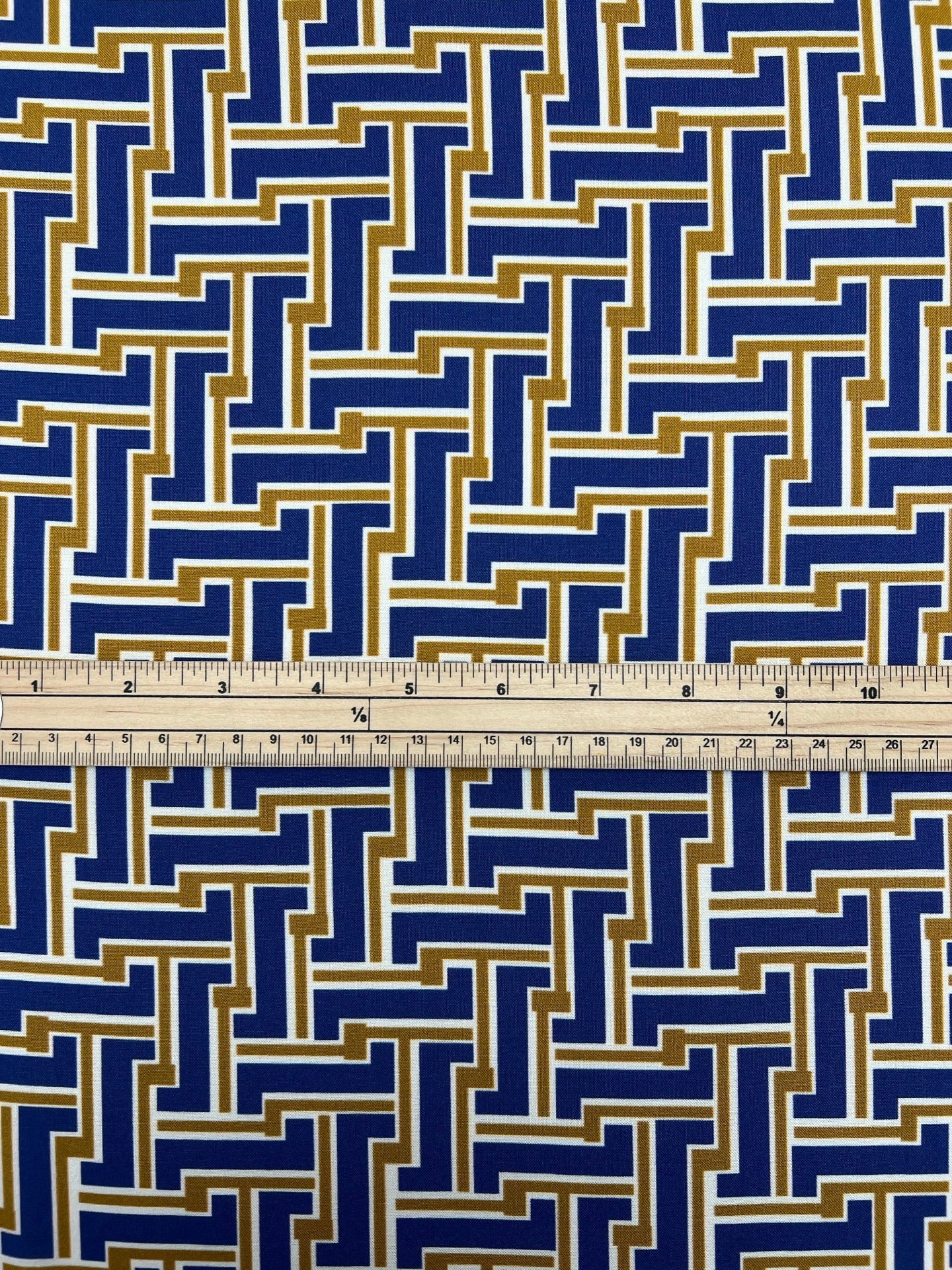 Attēls ar Itālijas 100% viskozes audums brūni zils ar abstraktu rakstu 150 g/m2 – pieejams Šarlotes audumi