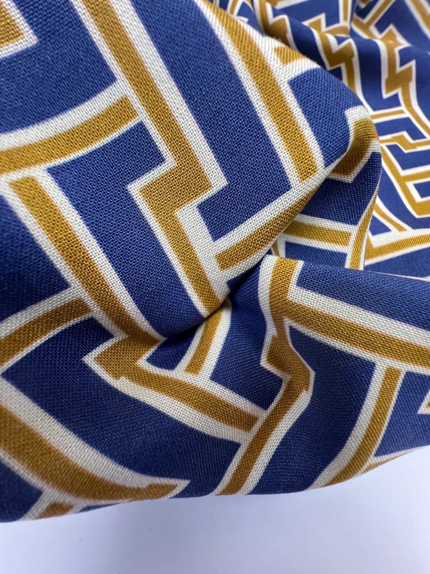 Attēls ar Itālijas 100% viskozes audums brūni zils ar abstraktu rakstu 150 g/m2 – pieejams Šarlotes audumi