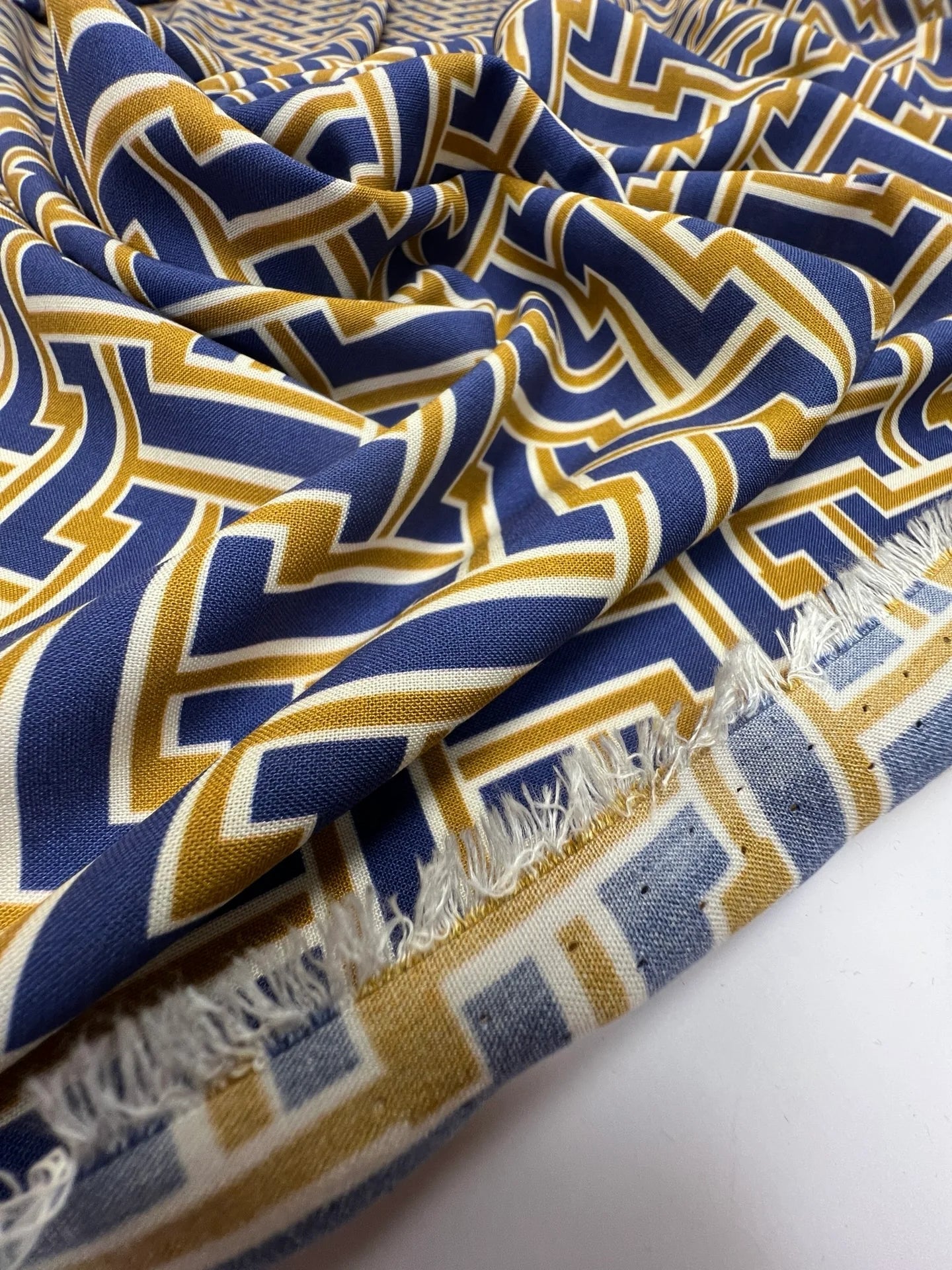 Attēls ar Itālijas 100% viskozes audums brūni zils ar abstraktu rakstu 150 g/m2 – pieejams Šarlotes audumi