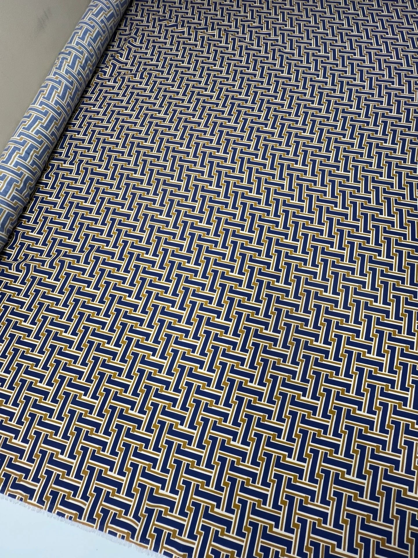 Attēls ar Itālijas 100% viskozes audums brūni zils ar abstraktu rakstu 150 g/m2 – pieejams Šarlotes audumi