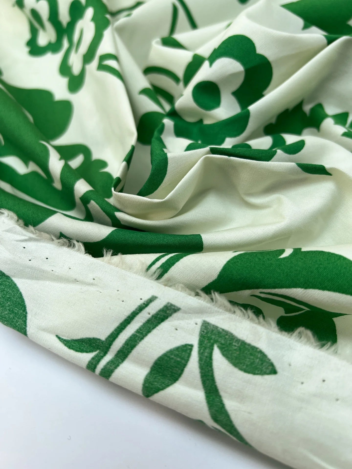 Attēls ar Itālijas apdrukāts kokvilnas audums krekliem – zaļi ziedi | 98% kokvilna, 2% elastāns | 115 g/m² | 151 cm – pieejams Šarlotes audumi