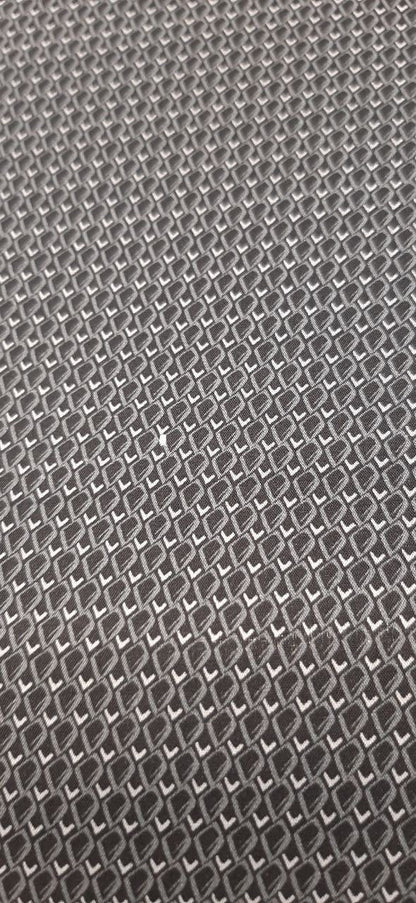 Tissu en popeline de coton imprimé d’Italie – motif géométrique gris | 100 % coton | 100 g/m² | 147 cm – disponible chez Šarlotes audumi