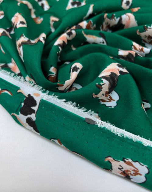 Image du tissu italien vert-brun imprimé 85 g/m2 – disponible chez Šarlotes audumi