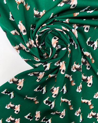 Image de tissu italien vert-brun imprimé 85 g/m2 – disponible chez Šarlotes audumi
