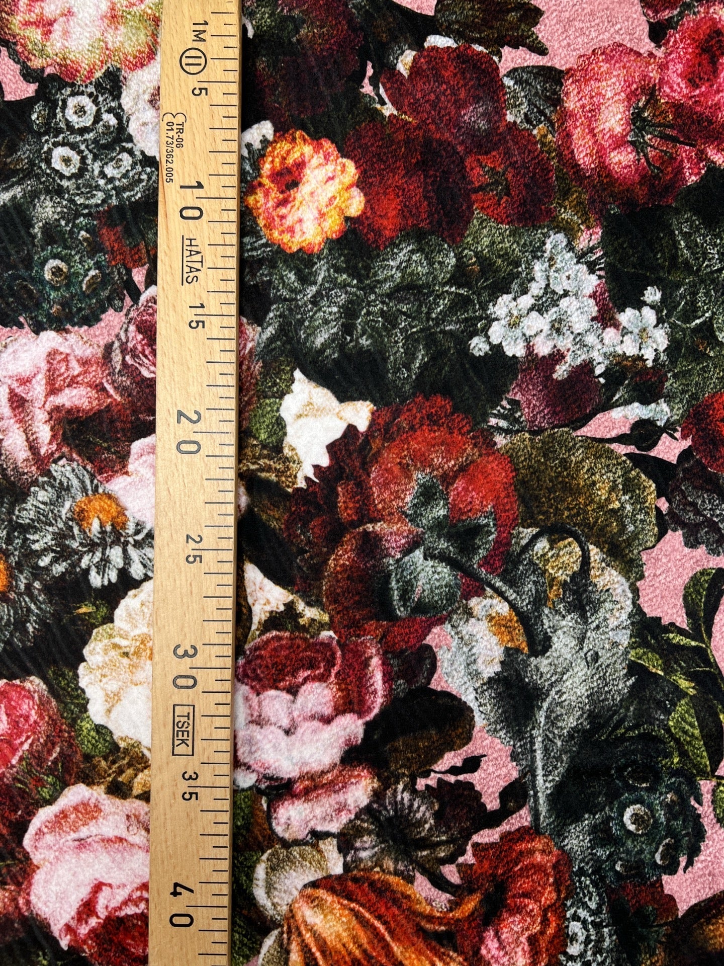 Attēls ar Itālijas divkāršā pinuma audums mēteļiem – daudzkrāsains ziedu raksts | 55% poliamīds, 45% akrils | 420 g/m² | 145 cm – pieejams Šarlotes audumi