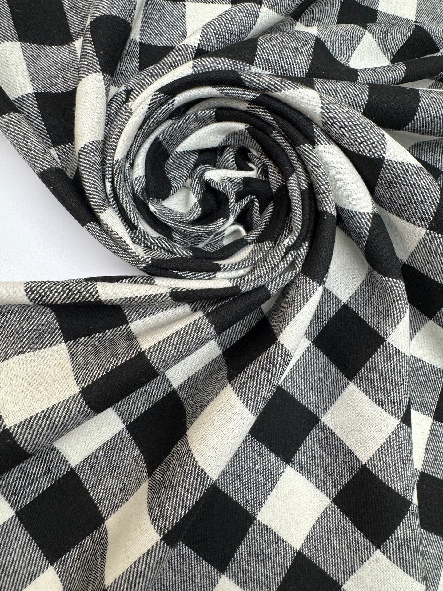 Tissu italien en coton et polyamide, motif à carreaux noir et blanc, 165 g/m2 – disponible chez Šarlotes audumi