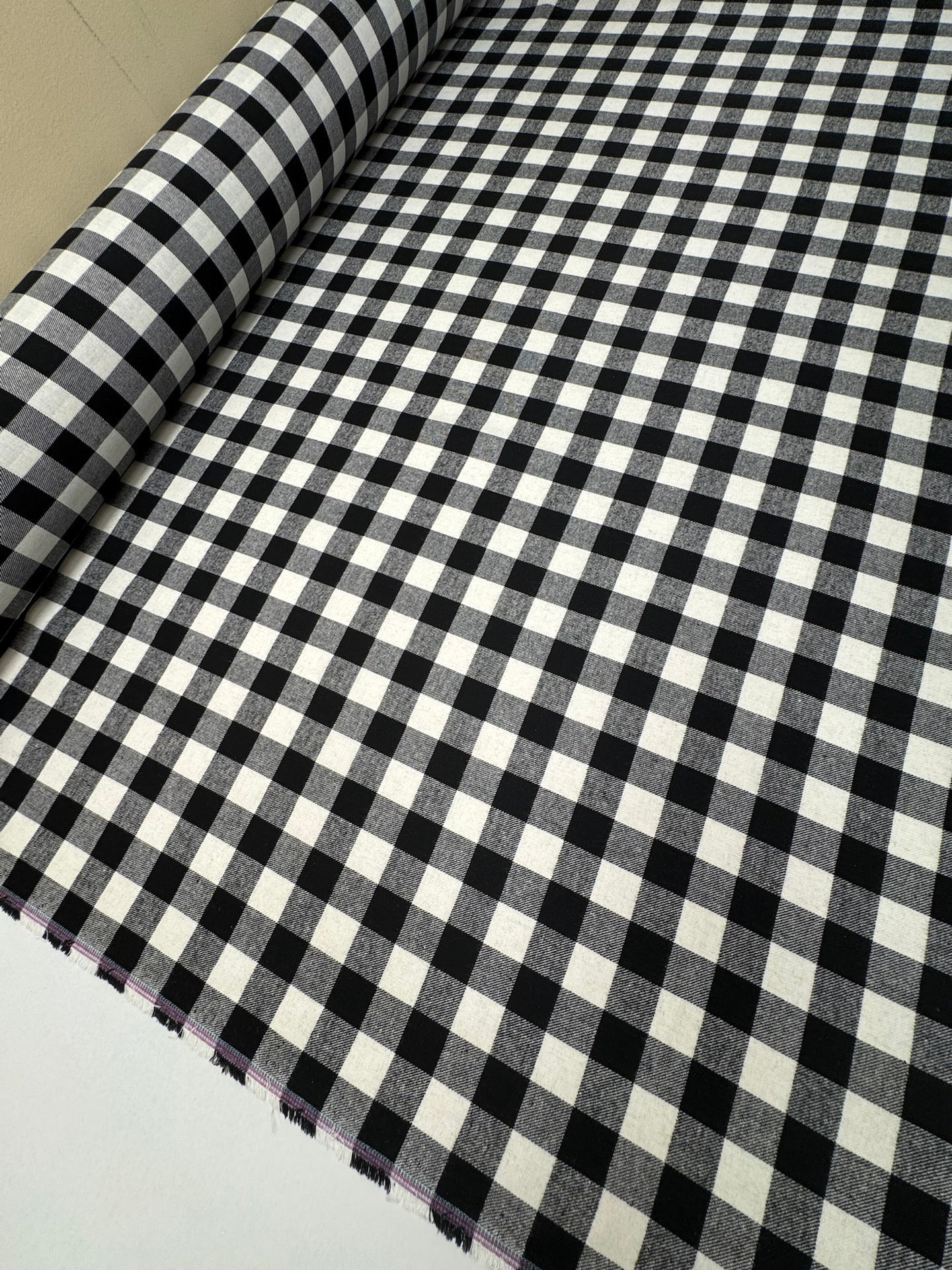 Image en tissu italien en coton et polyamide, motif à carreaux noir et blanc, 165 g/m2 – disponible chez Šarlotes audumi