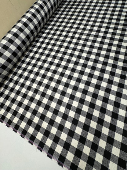 Image en tissu italien en coton et polyamide, motif à carreaux noir et blanc, 165 g/m2 – disponible chez Šarlotes audumi