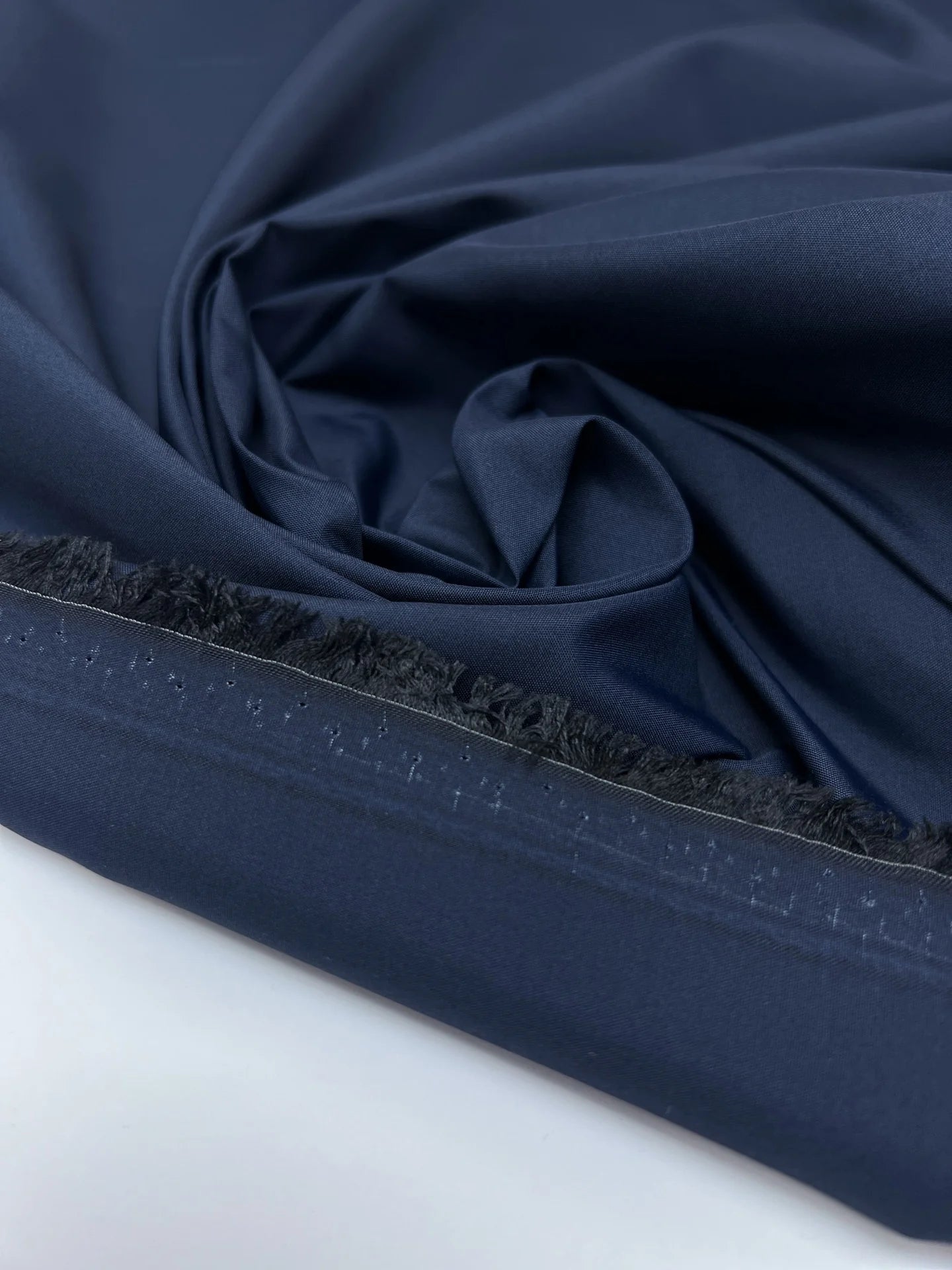 Attēls ar Itālijas poliamīda un zīda audums – zils | 53% zīds, 47% poliamīds | 100 g/m² | 140 cm – pieejams Šarlotes audumi