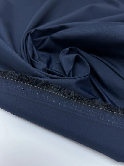 Image de tissu italien en polyamide et soie – bleu | 53 % soie, 47 % polyamide | 100 g/m² | 140 cm – disponible chez Šarlotes audumi