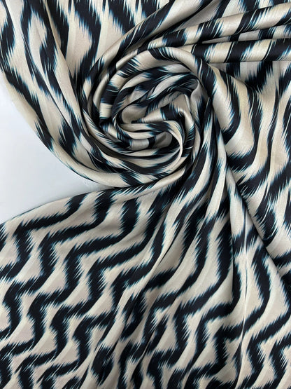 Image de tissu satiné italien beige et bleu à motif abstrait 85 g/m2 – disponible chez Šarlotes audumi