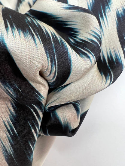 Image de tissu satiné italien beige et bleu à motif abstrait 85 g/m2 – disponible chez Šarlotes audumi