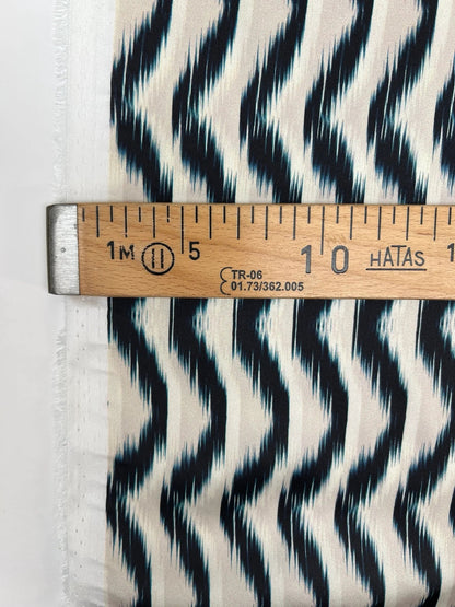 Tissu satin italien bleu beige à motif abstrait, 85 g/m2 – disponible chez Šarlotes audumi