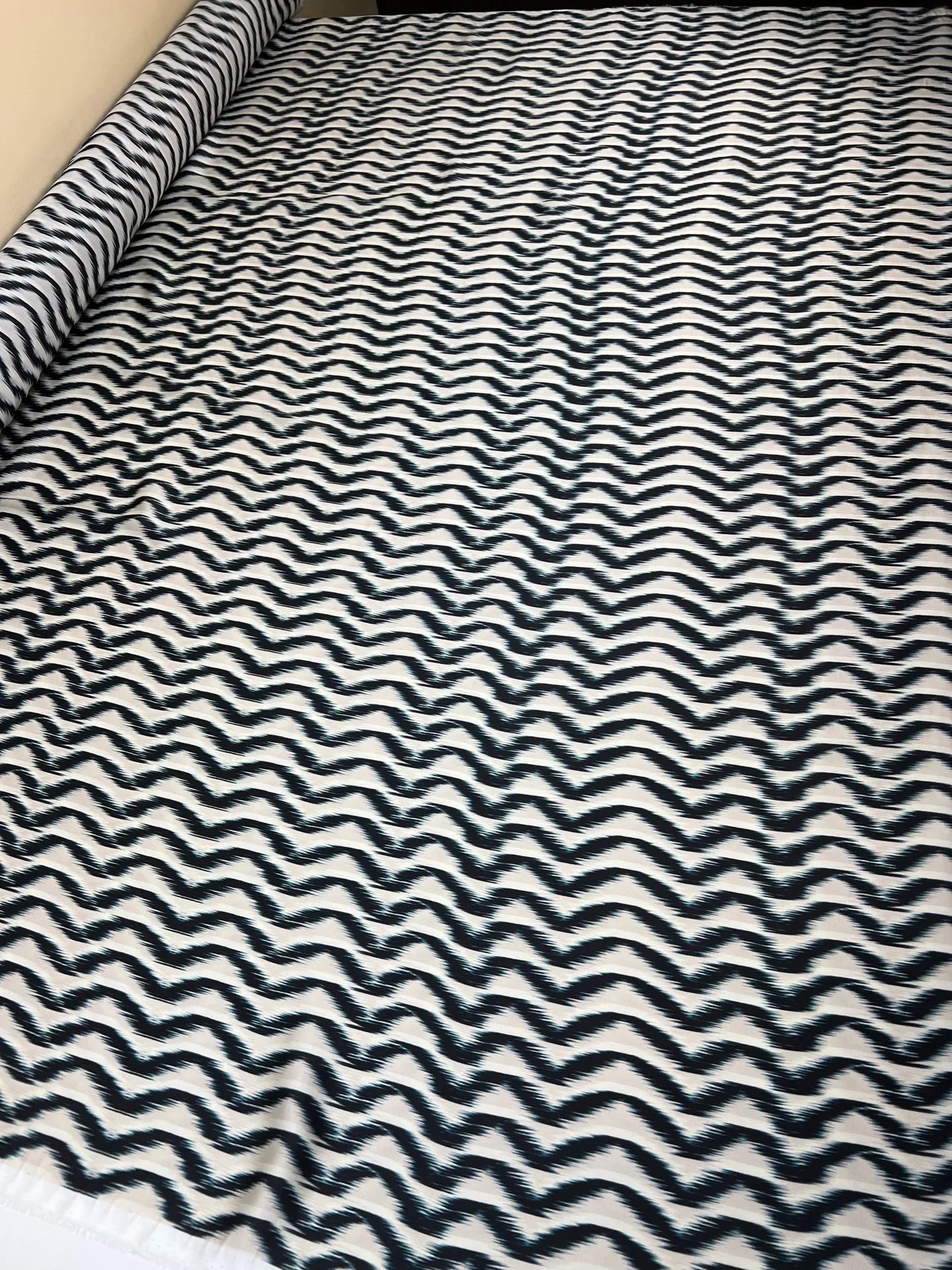 Attēls ar Itālijas satīna audums bēši zils ar abstraktu rakstu 85 g/m2 – pieejams Šarlotes audumi