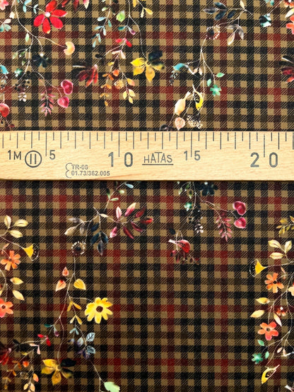 Image de tissu tweed italien pour manteaux – carreaux fleuris | 50 % polyamide, 50 % polyester | 480 g/m² | 148 cm – disponible chez Šarlotes audumi