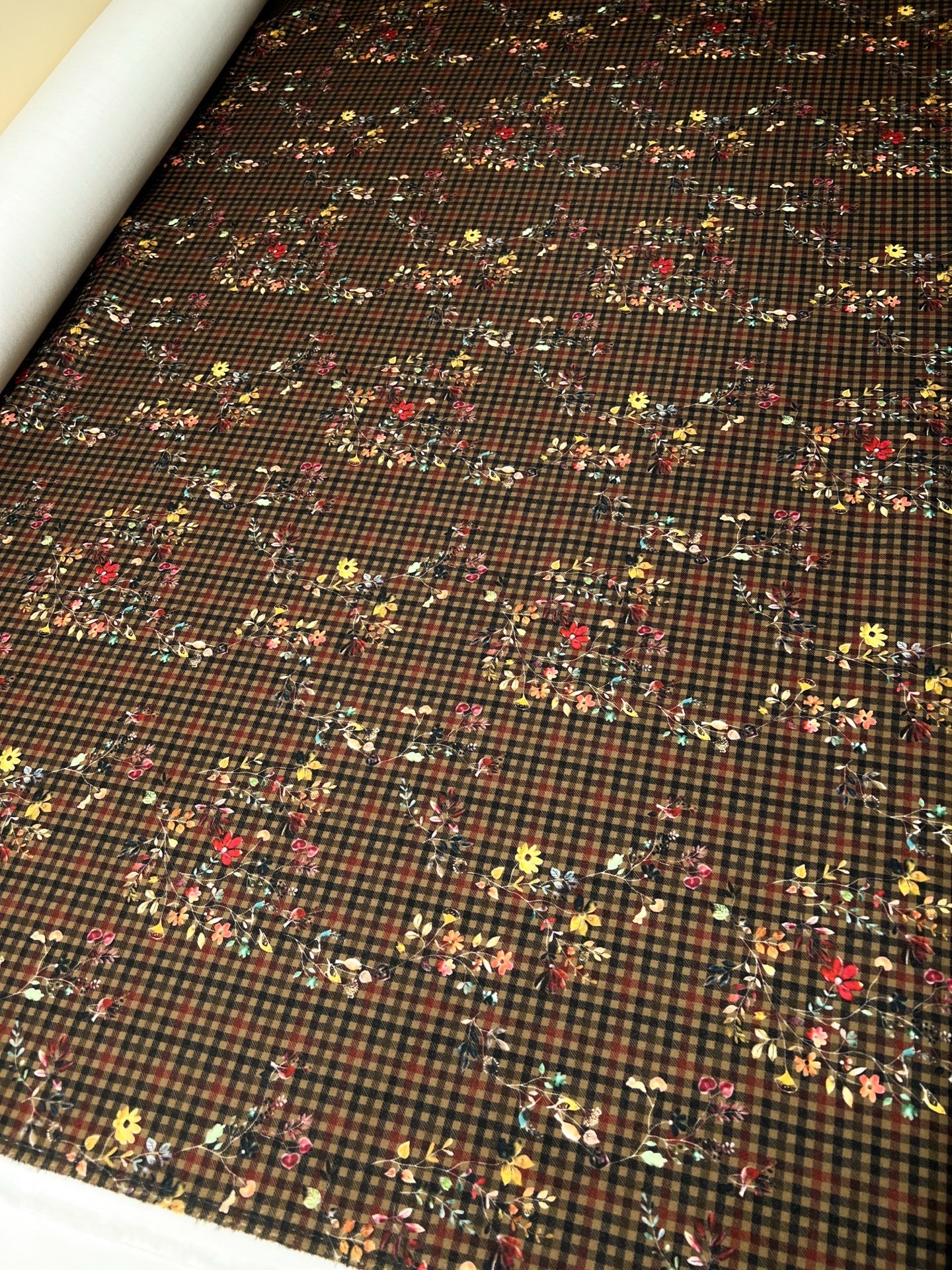 Attēls ar Itālijas tvīda audums mēteļiem – rūtiņas ar ziediem | 50% poliamīds, 50% poliesters | 480 g/m² | 148 cm – pieejams Šarlotes audumi