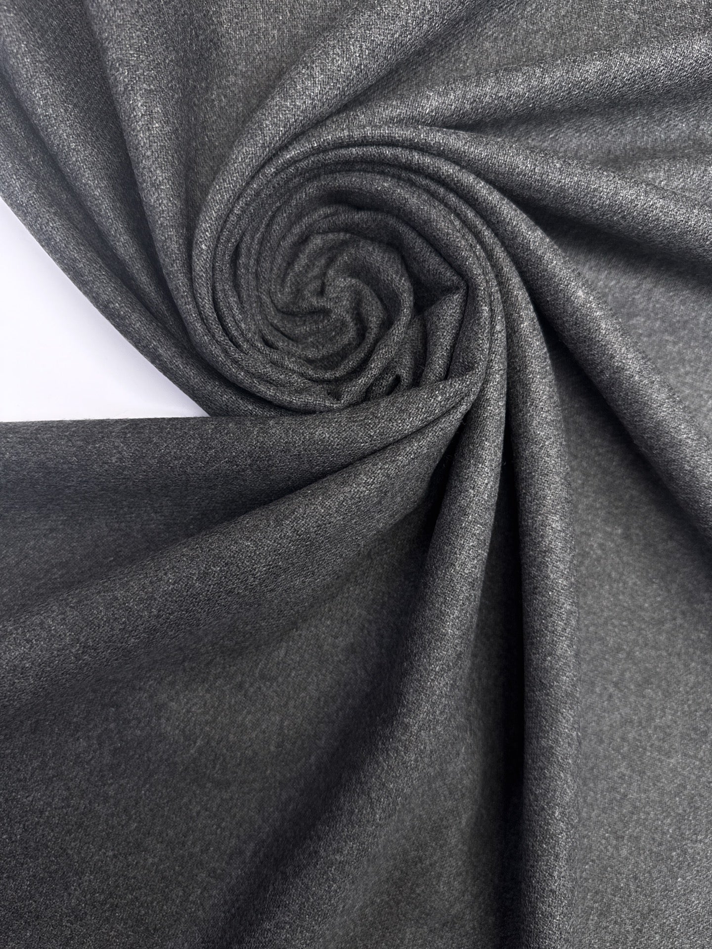 Tissu en laine italienne gris, tissage sergé, plus épais, pour costumes et vêtements d’extérieur, 275 g m2 – disponible chez Šarlotes audumi